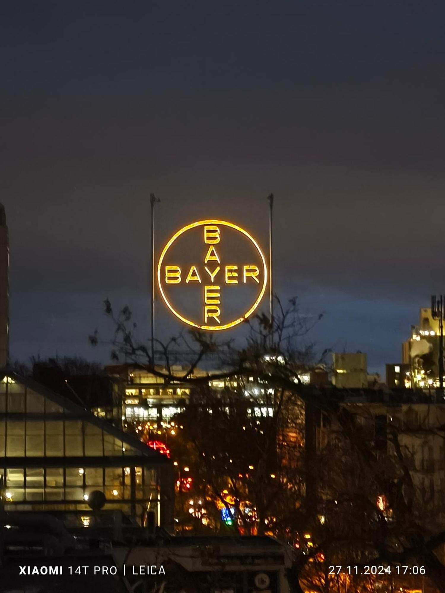 Im Herzen Von Wiesdorf- Blick Auf Das Bayer-Kreuz -Appartement Mit 2 Schlafzimmern-Fuer 3 Personen -Zentral Gelegen - Friedrich Ebert Platz 5A , 4Te Etage - Dachterrasse Und Sauna - Kaution Pflicht - Leverkusen Exteriör bild