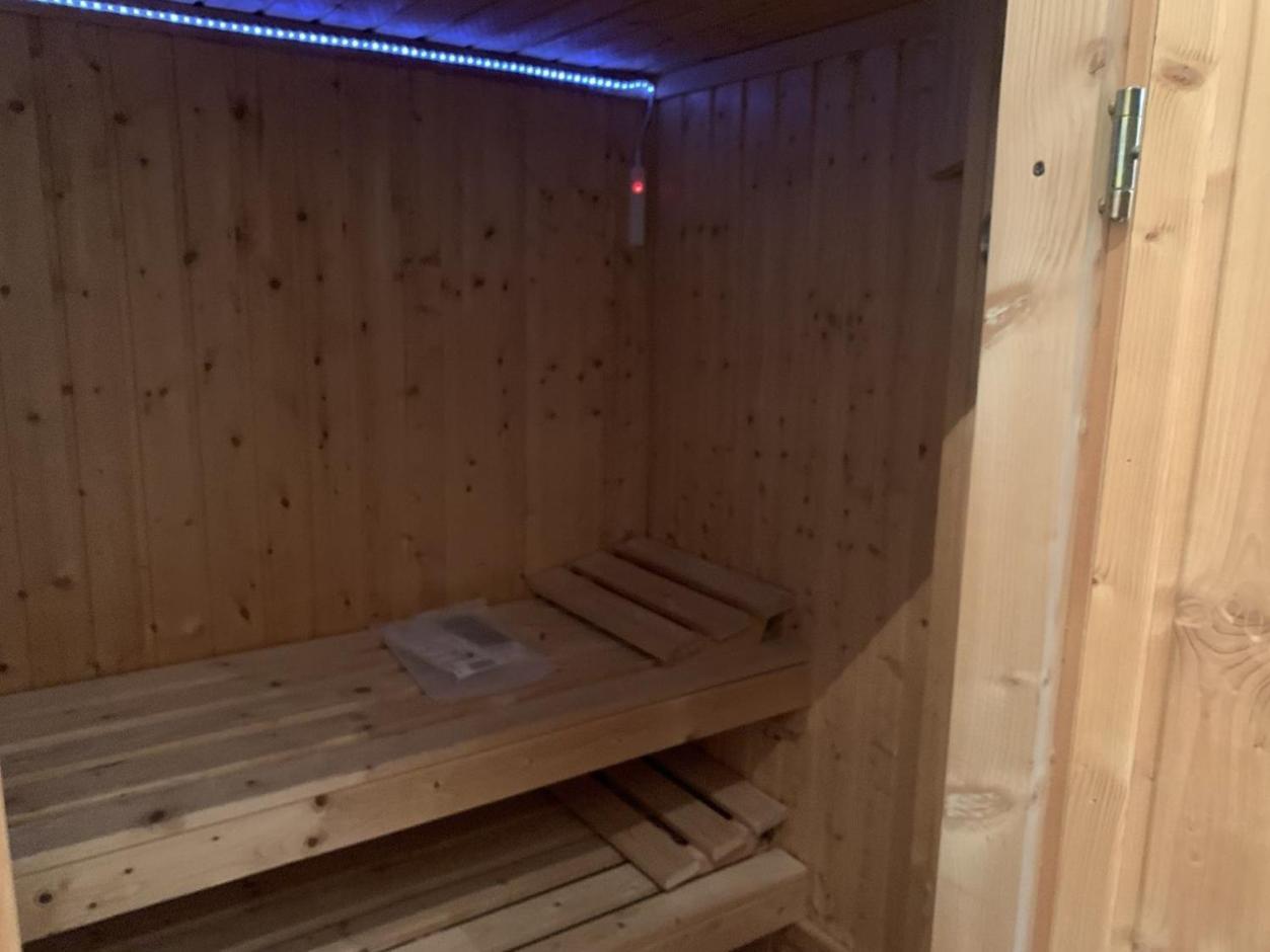 Im Herzen Von Wiesdorf- Blick Auf Das Bayer-Kreuz -Appartement Mit 2 Schlafzimmern-Fuer 3 Personen -Zentral Gelegen - Friedrich Ebert Platz 5A , 4Te Etage - Dachterrasse Und Sauna - Kaution Pflicht - Leverkusen Exteriör bild