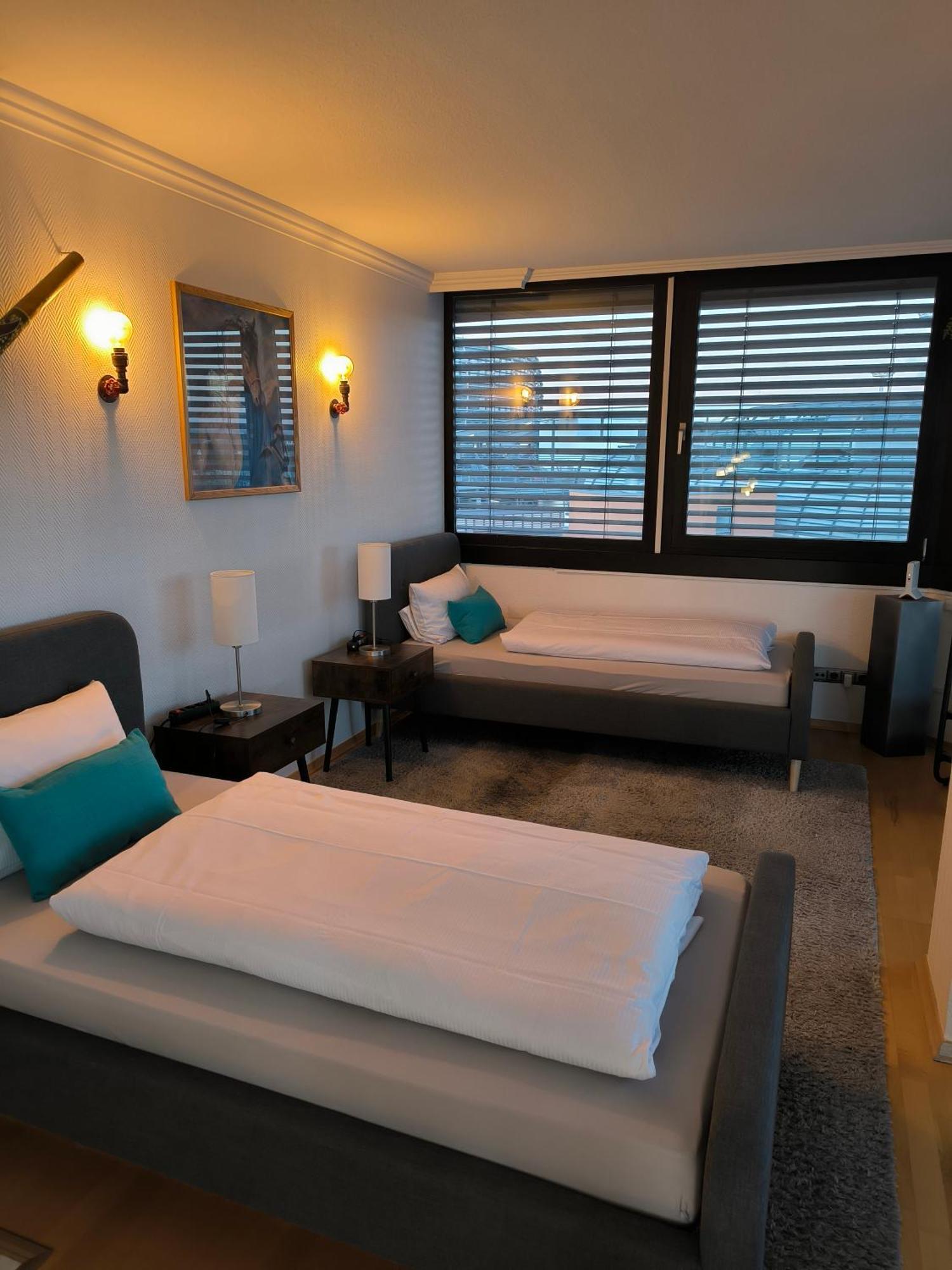 Im Herzen Von Wiesdorf- Blick Auf Das Bayer-Kreuz -Appartement Mit 2 Schlafzimmern-Fuer 3 Personen -Zentral Gelegen - Friedrich Ebert Platz 5A , 4Te Etage - Dachterrasse Und Sauna - Kaution Pflicht - Leverkusen Exteriör bild