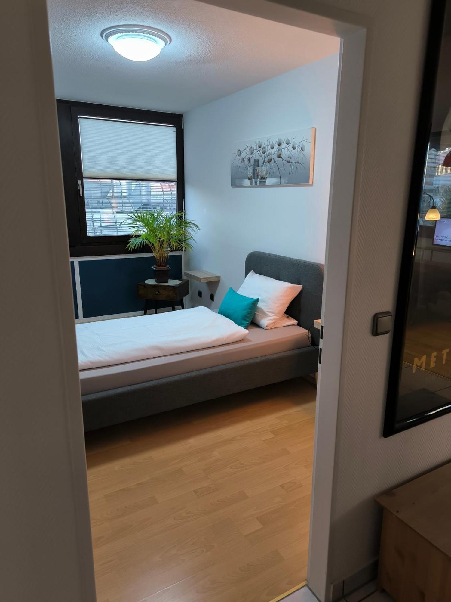 Im Herzen Von Wiesdorf- Blick Auf Das Bayer-Kreuz -Appartement Mit 2 Schlafzimmern-Fuer 3 Personen -Zentral Gelegen - Friedrich Ebert Platz 5A , 4Te Etage - Dachterrasse Und Sauna - Kaution Pflicht - Leverkusen Exteriör bild