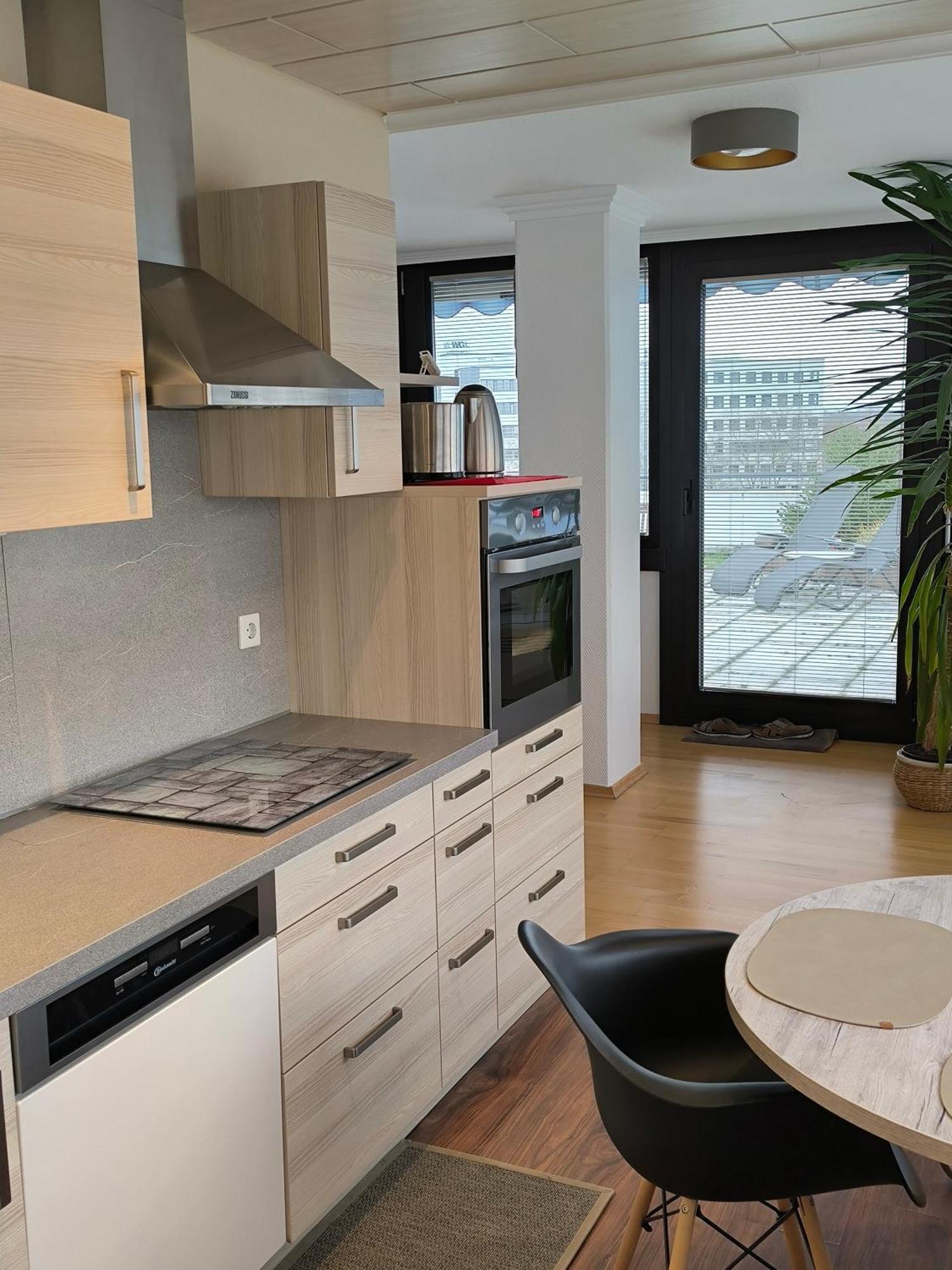 Im Herzen Von Wiesdorf- Blick Auf Das Bayer-Kreuz -Appartement Mit 2 Schlafzimmern-Fuer 3 Personen -Zentral Gelegen - Friedrich Ebert Platz 5A , 4Te Etage - Dachterrasse Und Sauna - Kaution Pflicht - Leverkusen Exteriör bild